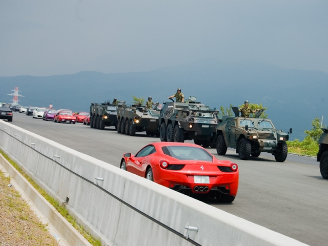 soku_02092.jpg :: 東富士ハイウェイパーク2011① フェラーリ 陸上自衛隊 軽装甲機動車 82式指揮通信車 96式装輪装甲車 D70 