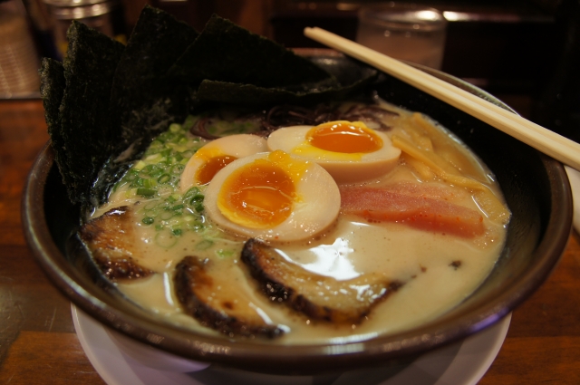 soku_02788.jpg :: 物 モノ 食べ物 ラーメン とんこつラーメン チャーシューメン 