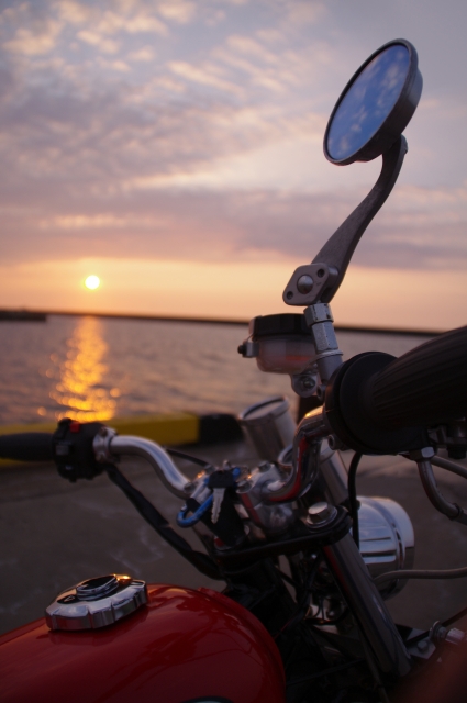 soku_02801.jpg :: 乗り物 オートバイ バイク 自然 風景 夕日 夕焼け 日没 