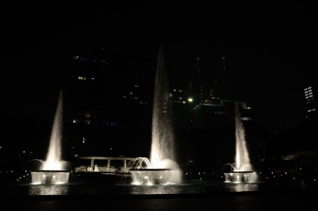 soku_05538.jpg :: 水 噴水 水しぶき 建築 建造物 夜景 