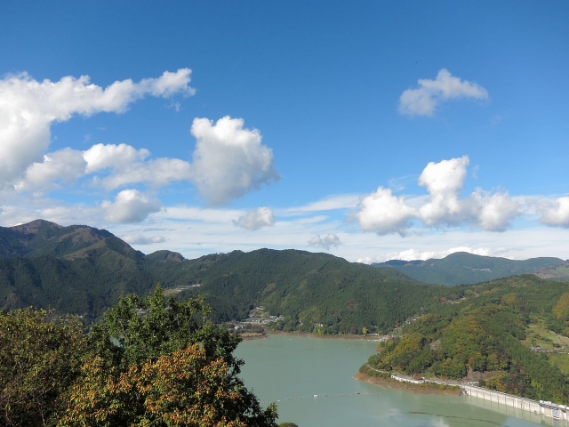 soku_05847.jpg :: PowerShotS95 風景 自然 湖 神流湖 空 青空 水分 