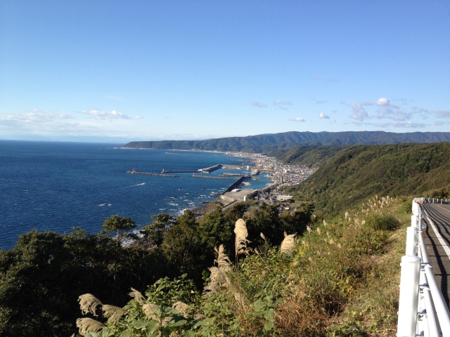 soku_07044.jpg :: 風景 自然 海 海岸 山 すすき 