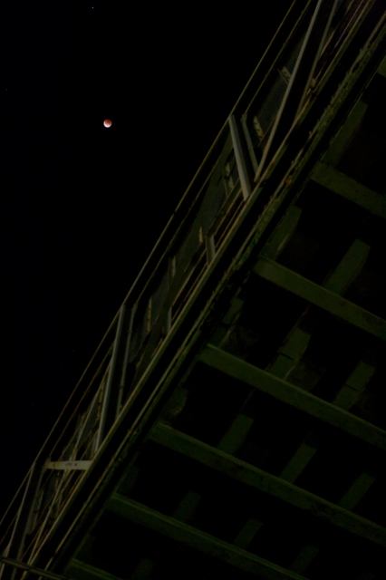 soku_07142.jpg :: 月食 三鷹跨線橋 風景 自然 天体 月 皆既月食 (^_^) 