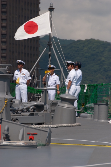 soku_07390.jpg :: 乗り物 交通 船 護衛艦 日章旗 屈強な男 