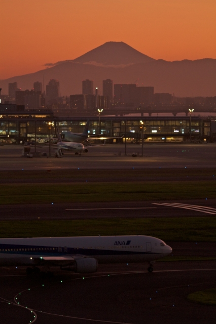 soku_07860.jpg :: 乗り物 交通 航空機 飛行機 羽田空港 夕日 富士山 