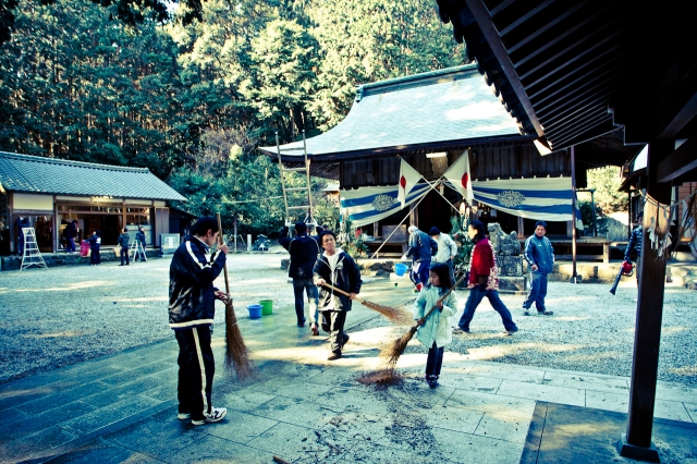 soku_07987.jpg :: 建築 建造物 街並み 神社仏閣 神社 大掃除 