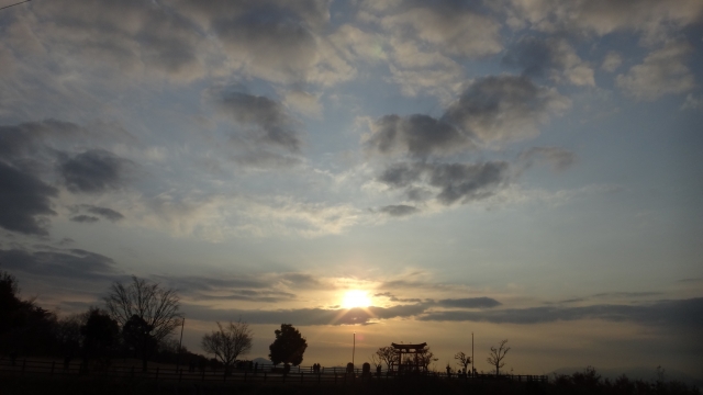 soku_08101.jpg :: 2012/1/1 宮島SA (上り) 風景 自然 空 朝日 朝焼け 日の出 正月 元旦 初日の出 