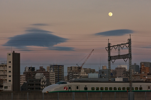 soku_08261.jpg :: 乗り物 交通 鉄道 新幹線 風景 自然 天体 月 満月 