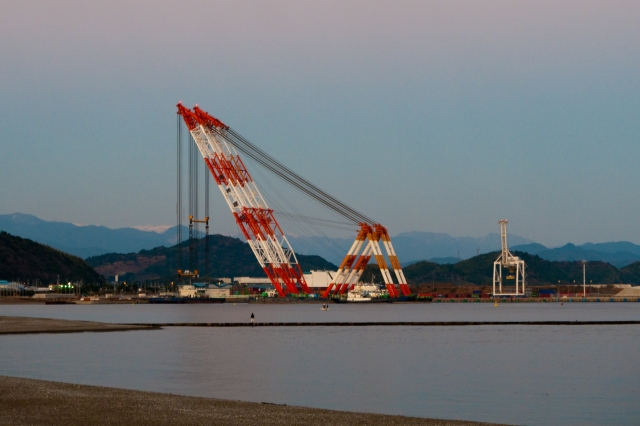 soku_08272.jpg :: 風景 夕景 海 クレーン 起重機船 