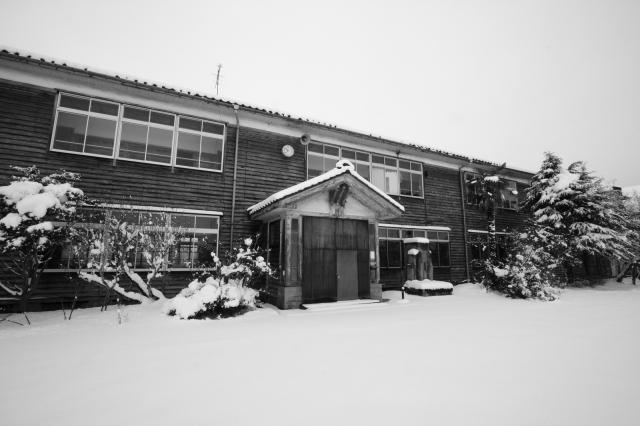 soku_09126.jpg :: 建物 施設 木造校舎 雪 小学校 by Niigata 