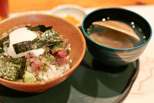 soku_09169.jpg :: 食べ物 和食 丼 鯖丼 吸い物 蛤の吸い物 