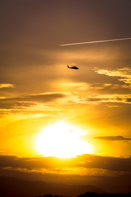 soku_09642.jpg :: 乗り物 交通 航空機 飛行機 風景 自然 空 夕日 夕焼け 日没 