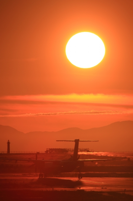 soku_09643.jpg :: 乗り物 交通 航空機 飛行機 風景 自然 空 夕日 夕焼け 日没 