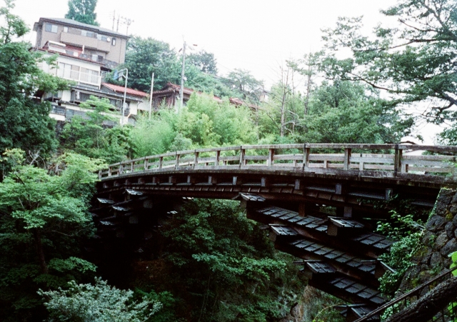 soku_09955.jpg :: 猿橋 建築 建造物 橋 風景 街並み 和 和風 フィルム 銀塩 