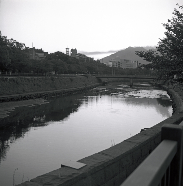 soku_09979.jpg :: 風景 自然 川 橋 銀塩 フイルム モノクロ 白黒 