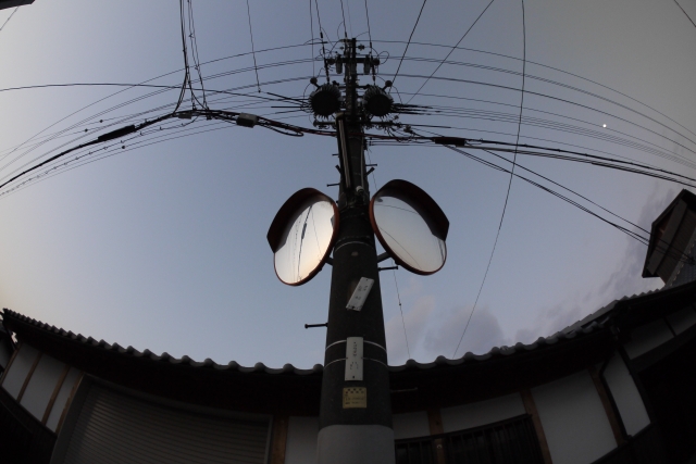 soku_10039.jpg :: 建築 建造物 電柱 電線 交通 道路 カーブミラー 