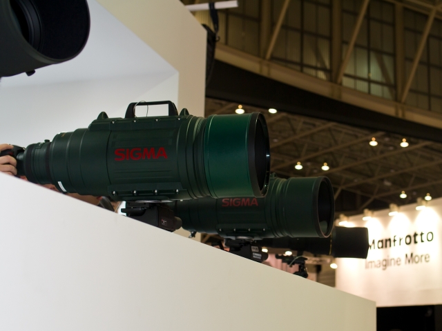 soku_10232.jpg :: CP+ シーピープラス SIGMA ブース カメラ機材 レンズ エビフライ SIGMA APO 200.500mm F2.8/400.1000mm F5.6 EX DG 