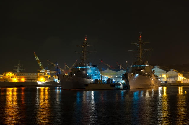 soku_10435.jpg :: 米海軍 横須賀基地(横須賀本港) イージス艦 乗り物 交通 船 駆逐艦 夜景 DDG.62 Fitzgerald フィッツジェラルド DDG.56 John S. McCain ジョン・S・マッケーン 