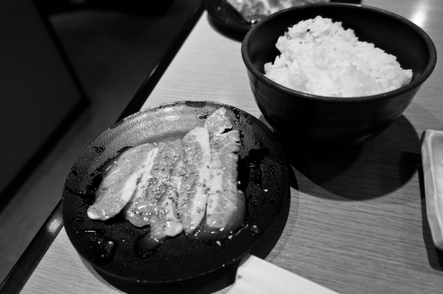 soku_10506.jpg :: 食べ物 肉料理 焼肉 モノクロ M.O 