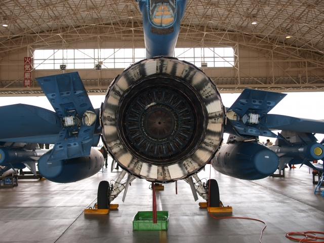 soku_10574.jpg :: 乗り物 交通 航空機 飛行機 支援戦闘機 F.2 エンジン 格納庫 