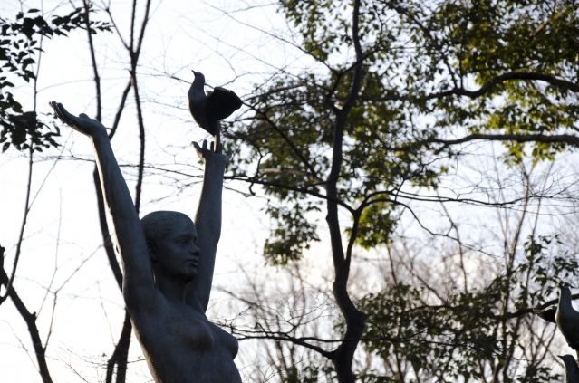 soku_10748.jpg :: 芸術 アート 彫刻 彫像 動物 鳥 鳩 ハト 
