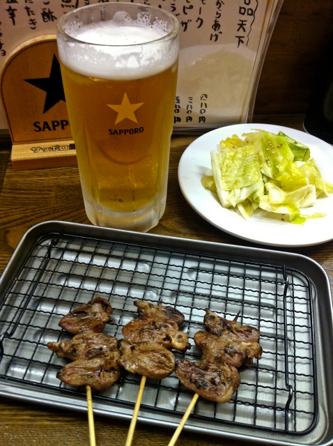 soku_10779.jpg :: 食べ物 和食 焼き物 串 焼き鳥 飲み物 ドリンク 酒 生ビール 