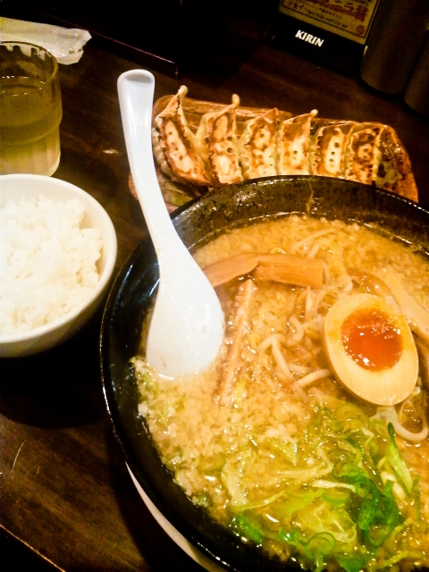 soku_11081.jpg :: 食べ物 麺類 ラーメン 焼き餃子 ライス 