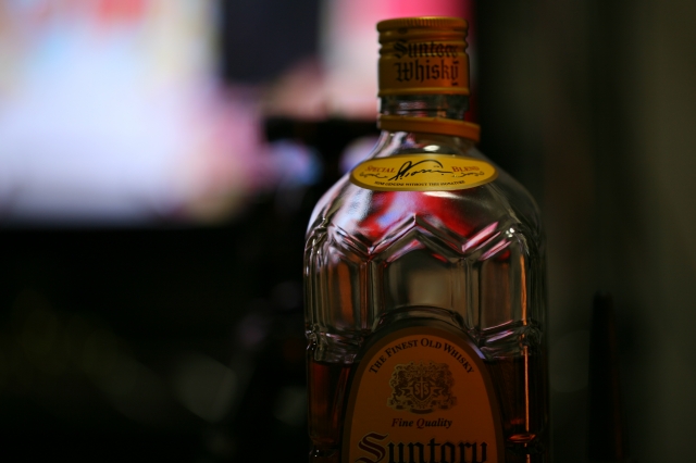 soku_12088.jpg :: 飲み物 ドリンク 酒 ウィスキー 角瓶 