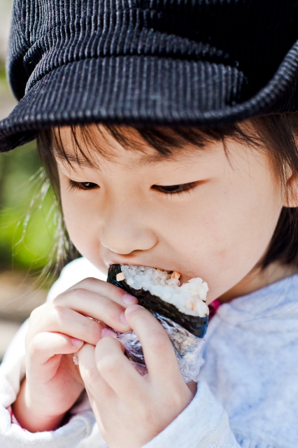soku_12192.jpg :: 人物 子供 少女 女の子 おにぎりを食べる 