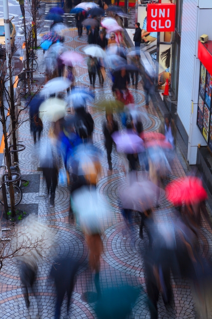 soku_12629.jpg :: 傘 雨 風景 街並み 都市の風景 人ごみ 