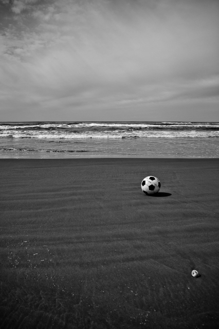 soku_12852.jpg :: 風景 自然 海 ビーチ 砂浜 モノクロ 