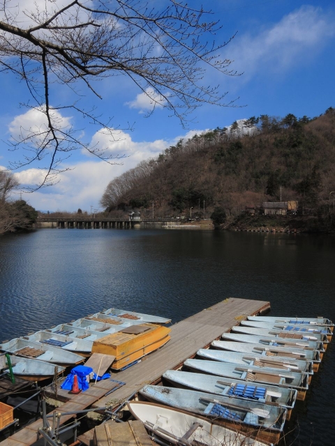 soku_13190.jpg :: PowerShotS95 風景 自然 水分 湖 空 雲 ボート ナイスボート(?) 間瀬湖 マゼンダかぶり 