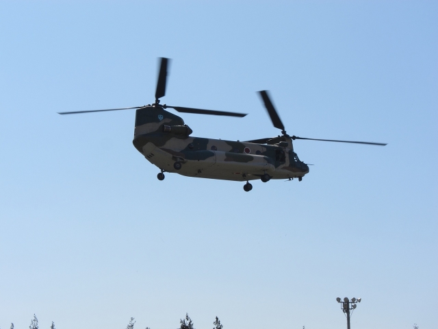soku_14012.jpg :: PowerShotS95 熊谷基地さくら祭 輸送ヘリコプター CH.47J 