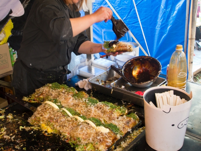 soku_14082.jpg :: 食べ物 黒豚焼き お好み焼き? ソース マヨネーズ 青のり 