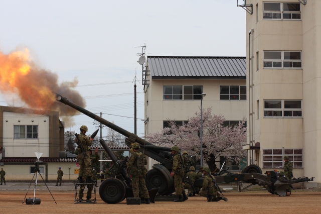 soku_14943.jpg :: 陸上自衛隊 155mmりゅう弾砲 FH.70 発砲炎 by 高田駐屯地創設62周年記念行事 