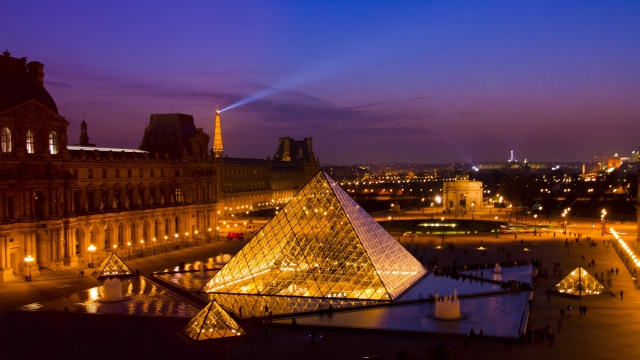 soku_15385.jpg :: 都市の風景 パリ ルーブル美術館 ピラミッド エッフェル塔 夜景 