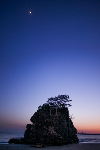 soku_15423.jpg :: 風景 自然 海 島 岩 夜景 建築 建造物 神社 鳥居 
