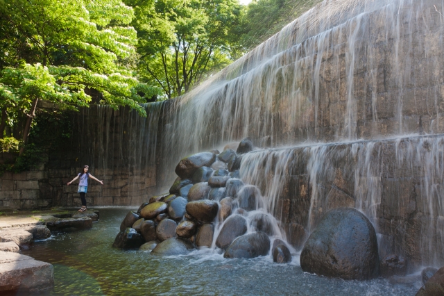 soku_15731.jpg :: 水分 人工滝 新宿中央公園 少女 ふしぎなおどり 