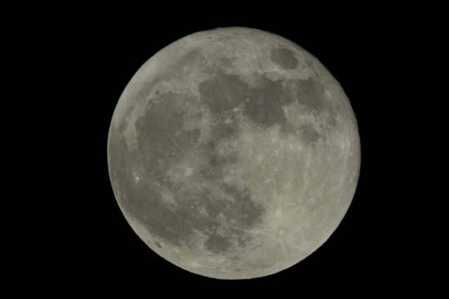 soku_15873.jpg :: ﾉｰﾄﾘ 2.0+2.0+1.4 ﾄﾘﾌﾟﾙﾃﾚｺﾝ 35mm換算2184mm F31.1 風景 自然 天体 月 満月 ﾌﾙﾌﾙﾌﾙﾑｰﾝ by Niigata 