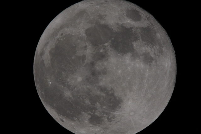 soku_15874.jpg :: ﾉｰﾄﾘ 2.0+2.0+1.4 ﾄﾘﾌﾟﾙﾃﾚｺﾝ 35mm換算2688mm F31.1 風景 自然 天体 月 満月 ﾌﾙﾌﾙﾌﾙﾑｰﾝ by Niigata 