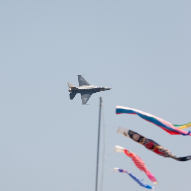 soku_15961.jpg :: 飛行機 ヒコーキ 岩国FSD 航空祭 ロッキード・マーティン F.16 ファイティングファルコン 鯉のぼり 