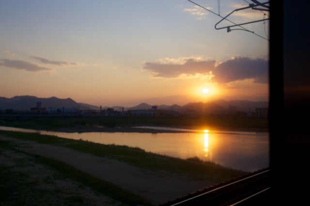 soku_16594.jpg :: 風景 自然 川 朝日 電車 車窓から 