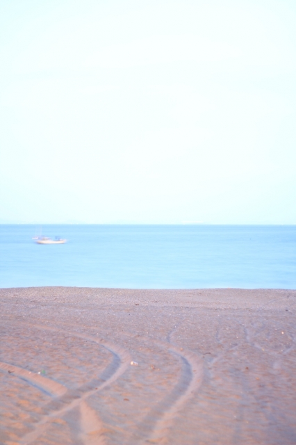 soku_16938.jpg :: 撮って出し 船 海 砂浜 長時間露光 
