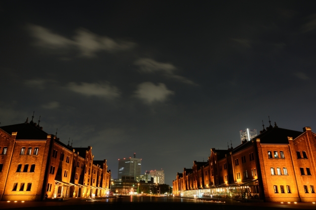soku_17917.jpg :: 色 光 ライトアップ レンガ造り 建築 建造物 赤レンガ倉庫 夜景 