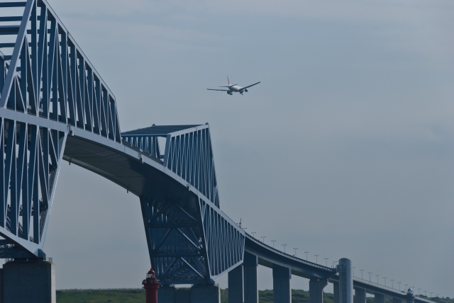 soku_17950.jpg :: 建築 建造物 橋 風景 街並み ランドマーク 東京ゲートブリッジ 乗り物 交通 航空機 飛行機 旅客機 