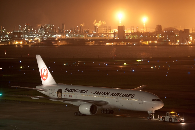 soku_19281.jpg :: 乗り物 交通 航空機 飛行機 旅客機 オリンピック記念塗装 がんばれニッポン 夜景 