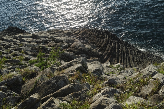 soku_19299.jpg :: DP2M 風景 自然 海 岩 柱状節理 