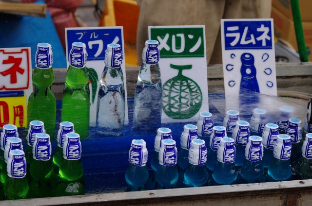soku_19671.jpg :: 飲み物 ドリンク ジュース ラムネ 屋台 
