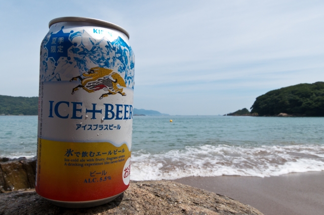 soku_20378.jpg :: 飲み物 ドリンク 酒 ビール 風景 自然 海 砂浜 