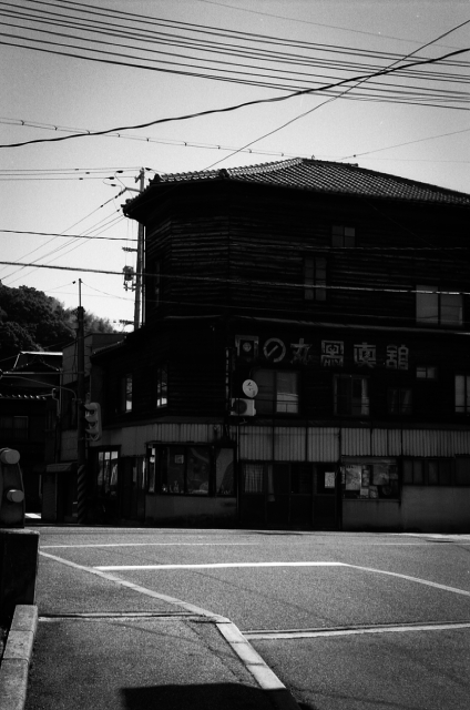 soku_20412.jpg :: 日の丸写真館 銀塩 モノクロ 建築物 LeicaM4 